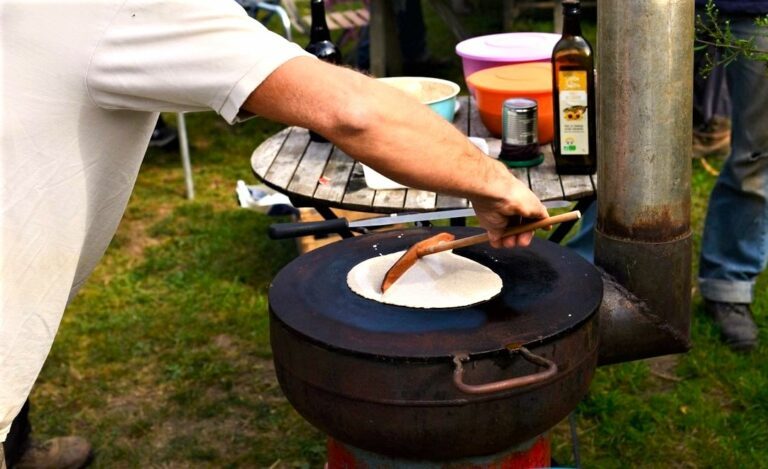 Cuisiner au feu de bois avec le rocket bilig et le rocket stove